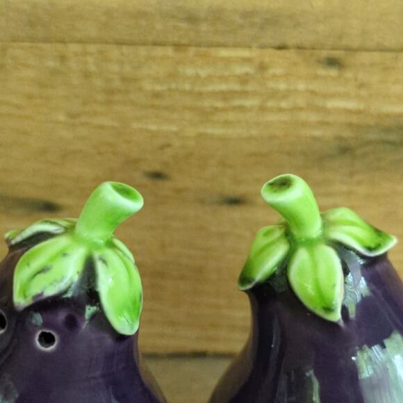 Vintage 1960s Mid-Century Purple Eggplant Salt and Pepper Shakers by Holt-Howard - Picture 4 of 7